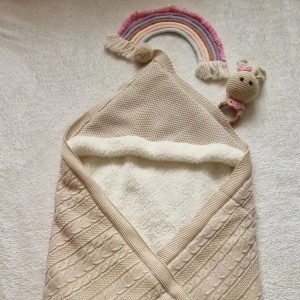 پتوی نوزادی  کلاهدار خزدار کرم