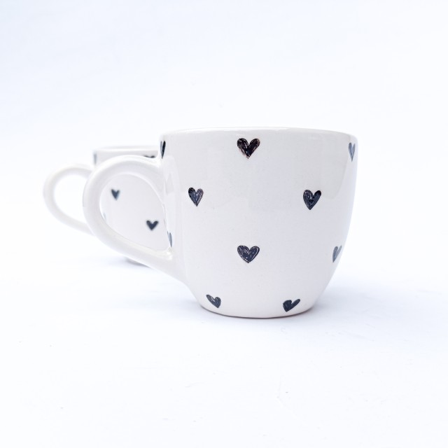 ماگ سفید سرامیکی دست ساز -نقاشی زیر لعابی-قلب مشکی