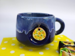 فنجان سرامیکی رنگ سورمه ایی مدل اویزدار طرح سارینا