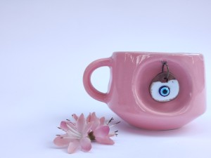 فنجان قهوه سرامیکی صورتی اویزدار چشم نظر مدل نیکا