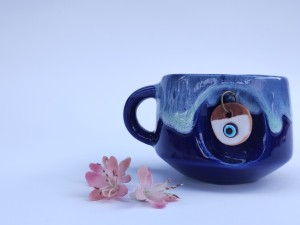 فنجان قهوه سرامیکی سورمه ایی دست ساز  اویز چشم نظر مدل غزاله