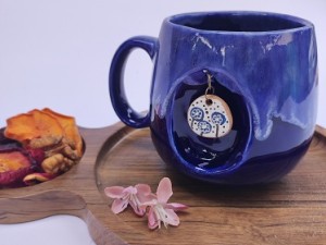 ماگ سرامیکی  دست ساز  رنگ لاجوردی طرح اویزدار مدل نیلوفر