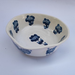 کاسه پذیرایی دست ساز سرامیکی نقاشی زیر لعابی طرح گل نیلگون مدل nilgon flower