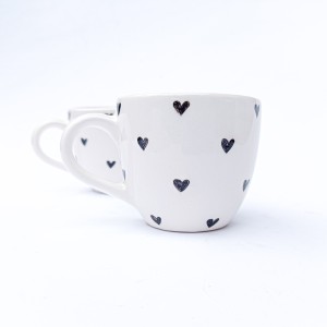 ماگ سفید سرامیکی دست ساز -نقاشی زیر لعابی-قلب مشکی