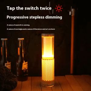 چراغ کمپینگ روی میز کمپینگ