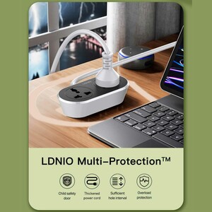 لپ‌تاپ متصل به دو راهی برق الدنیو