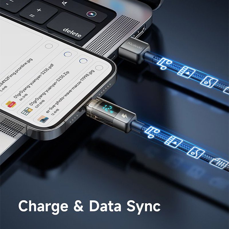 کابل شارژ متصل به گوشی و لپتاپ