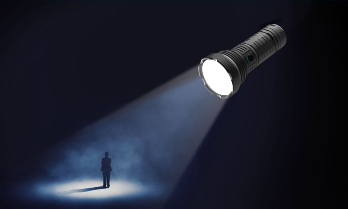 چراغ قوه بسیار سبک پرادا