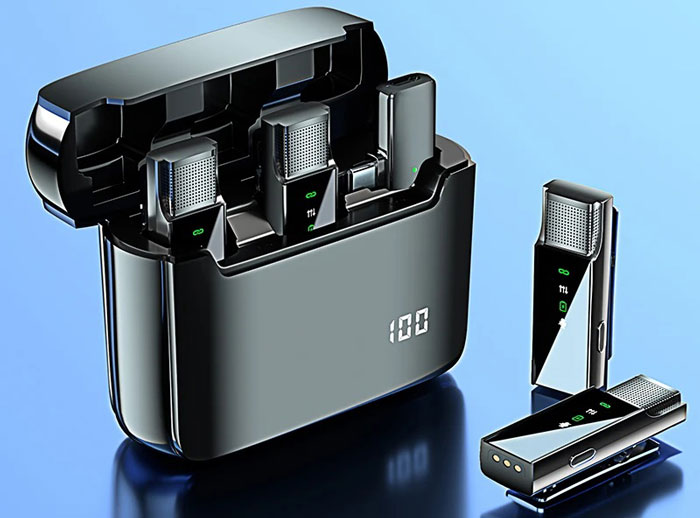 میکروفون یقه&zwnj;ای مشکی با صفحه نمایش