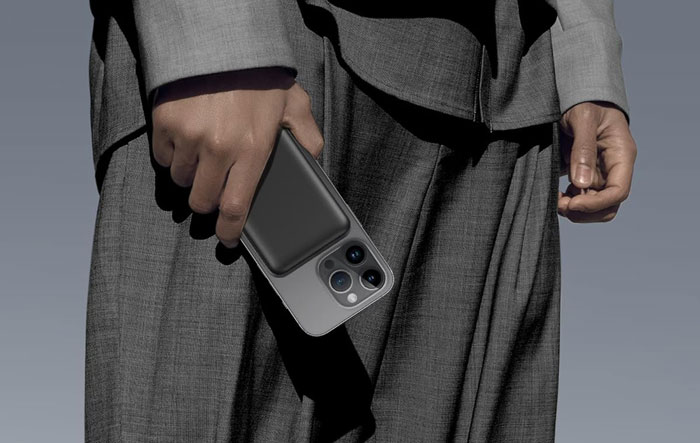 شارژرهمراه متصل به آیفون