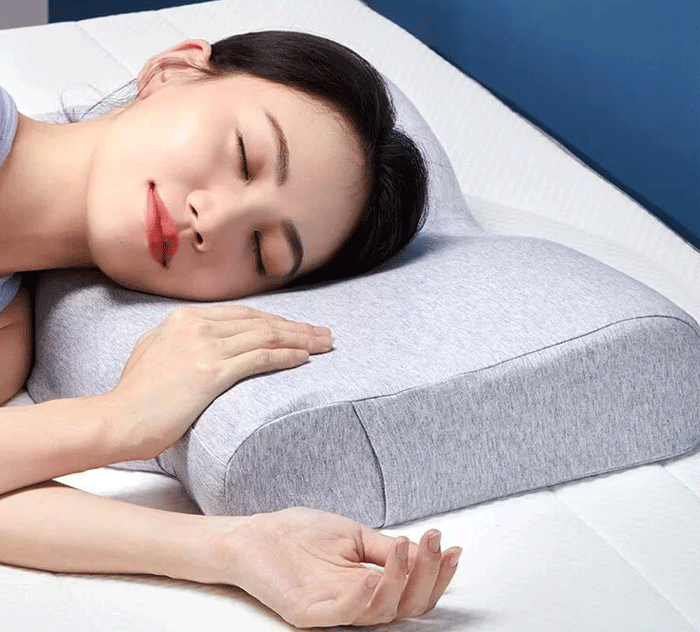 خوابیدن به پهلو روی بالشت ماساژ