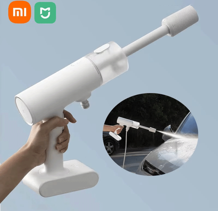 کارواش دستی در حال شستن ماشین