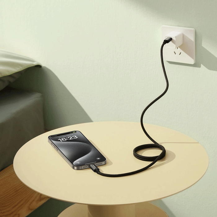 کابل متصل به آداپتور و موبایل