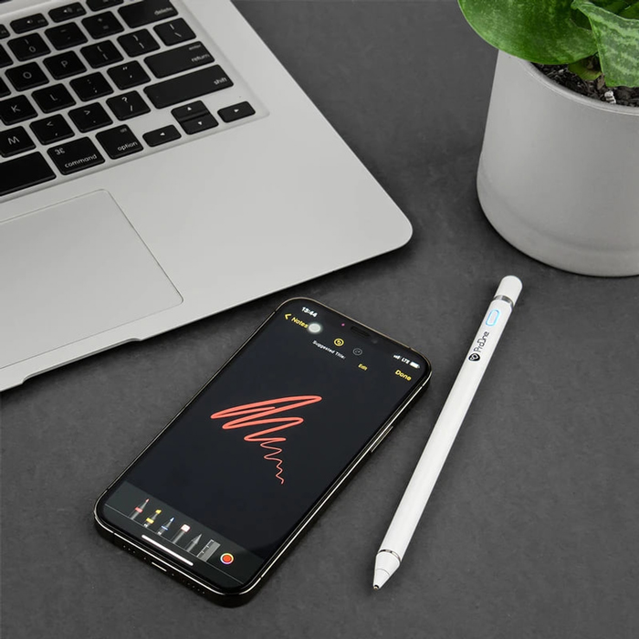 قلم لمسی کنار موبایل و لپ تاپ
