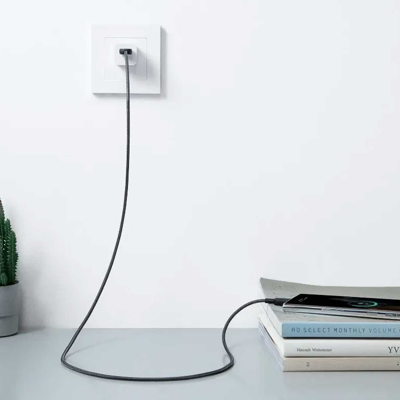 سیم شارژر متصل به گوشی