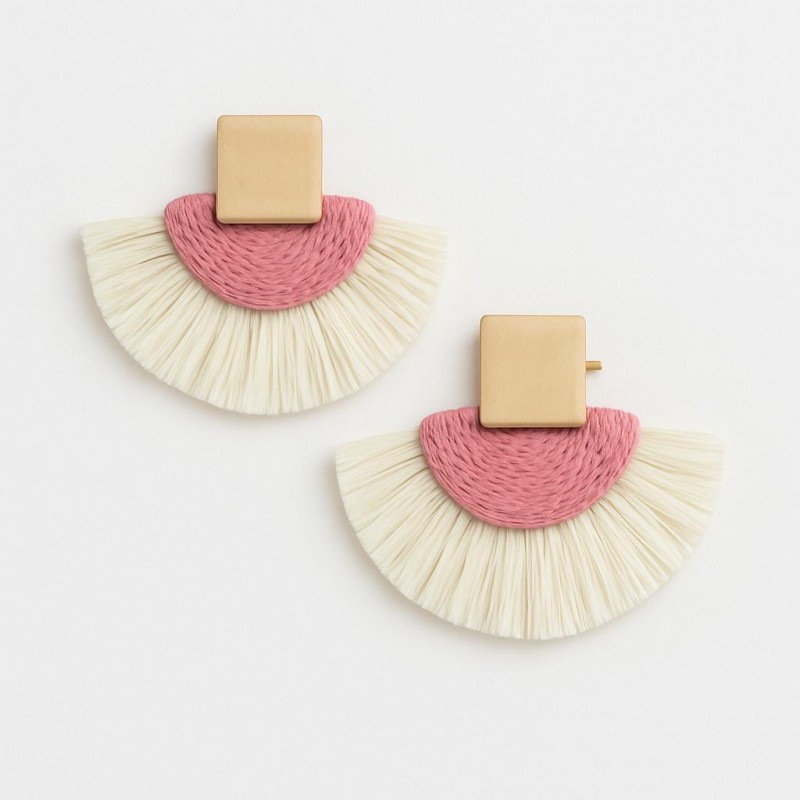 گوشواره دست‌ساز ماریمو – نیم‌دایره صورتی و سفید با اتصال مربعی چوبی