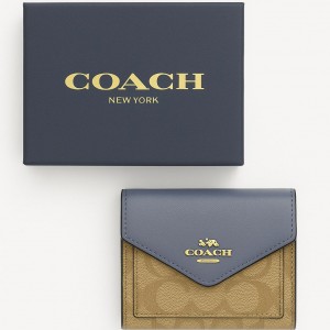 کیف پول زنانه COACH – استایل کلاسیک با رنگ خاص