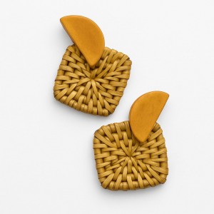 گوشواره دست‌ساز ماریمو – مدل مربع حصیری با فینیش چوبی