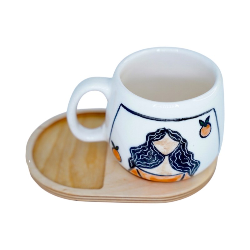 لیوان سرامیکی دستساز بهمراه پیش دستی چوبی طرح دختر پرتقالی