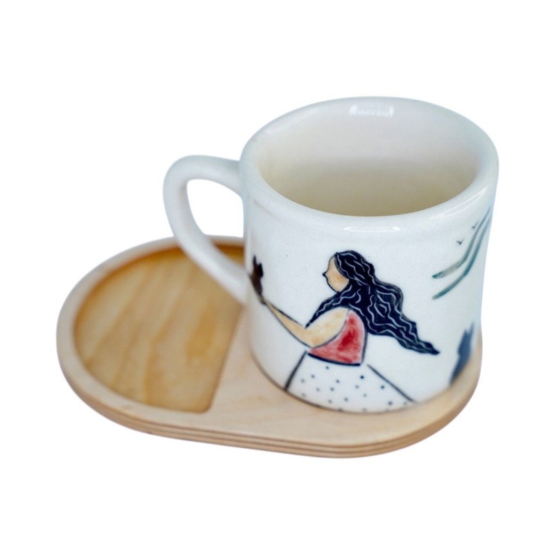 ماگ سرامیکی دستساز بهمراه پیش دستی چوبی طرح دختر و گربه