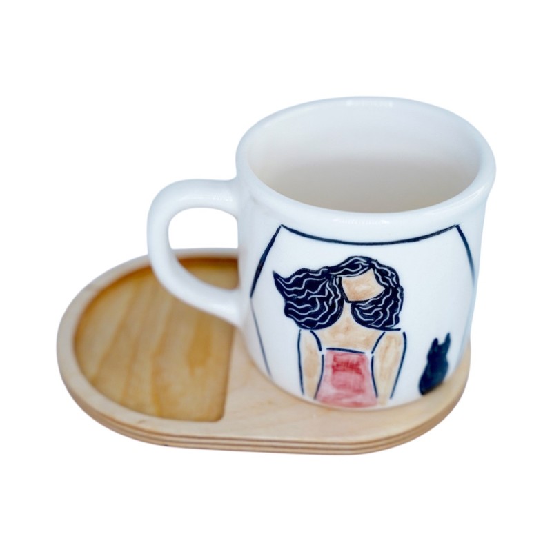 ماگ سرامیکی دستساز بهمراه پیش دستی چوبی طرح دختر و گربه