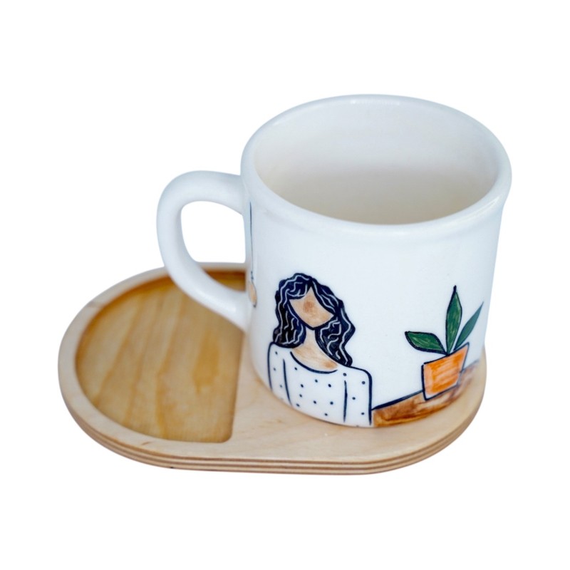 ماگ سرامیکی دستساز بهمراه پیش دستی چوبی طرح دختری در کافه