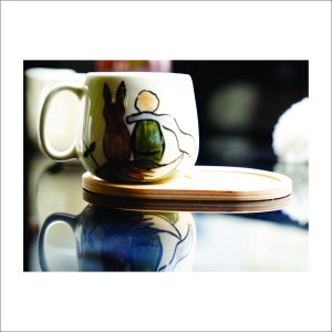 لیوان سرامیکی دستساز بهمراه پیش دستی چوبی طرح شازده کوچولو