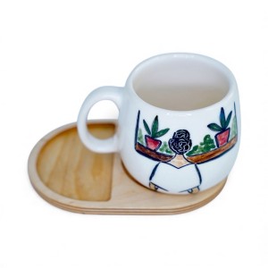 لیوان سرامیکی دستساز بهمراه پیش دستی چوبی طرح زن و خیال