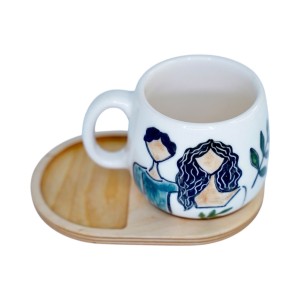 لیوان سرامیکی دستساز بهمراه پیش دستی چوبی طرح  قصه ما