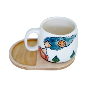 لیوان سرامیکی دستساز بهمراه پیش دستی چوبی طرح گیسو