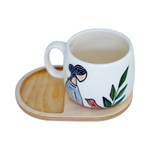 لیوان سرامیکی دستساز بهمراه پیش دستی چوبی طرح ترنم