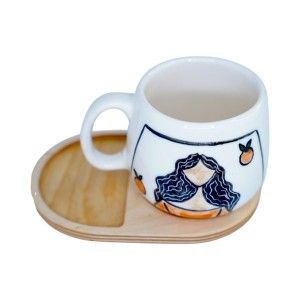 لیوان سرامیکی دستساز بهمراه پیش دستی چوبی طرح دختر پرتقالی