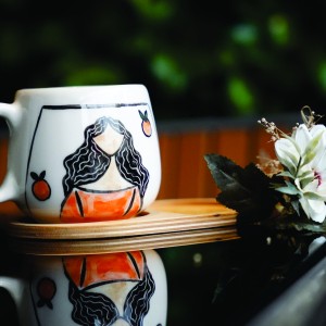 لیوان سرامیکی دستساز بهمراه پیش دستی چوبی طرح شازده کوچولو