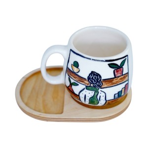 لیوان سرامیکی دستساز بهمراه پیش دستی چوبی طرح نگاه آرام