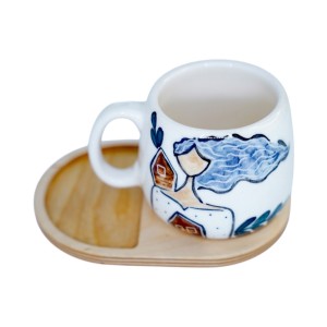 لیوان سرامیکی دستساز بهمراه پیش دستی چوبی طرح خانه