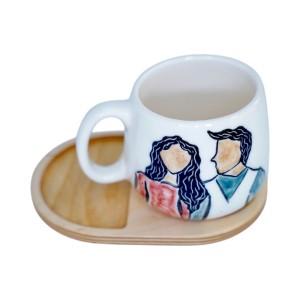 لیوان سرامیکی دستساز بهمراه پیش دستی چوبی طرح هم راه