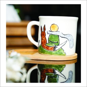 ماگ سرامیکی دستساز بهمراه پیش دستی چوبی طرح دختر و گربه