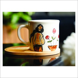 ماگ سرامیکی دستساز بهمراه پیش دستی چوبی طرح دختر و گربه