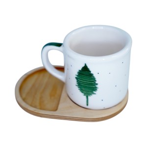 ماگ سرامیکی دستساز بهمراه پیش دستی چوبی طرح درخت کاج