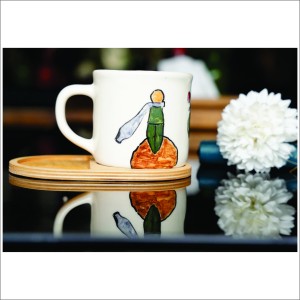 ماگ سرامیکی دستساز بهمراه پیش دستی چوبی طرح دختر و گربه