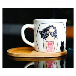 ماگ سرامیکی دستساز بهمراه پیش دستی چوبی طرح دختر و گربه