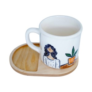 ماگ سرامیکی دستساز بهمراه پیش دستی چوبی طرح دختری در کافه