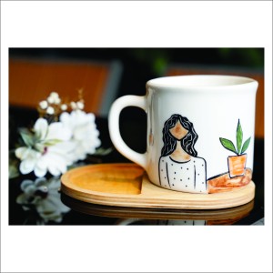 ماگ سرامیکی دستساز بهمراه پیش دستی چوبی طرح دختر و گربه