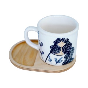 ماگ سرامیکی دستساز بهمراه پیش دستی چوبی طرح دختری در سکوت