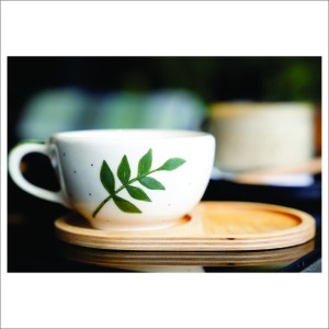 ماگ سرامیکی دستساز بهمراه پیش دستی چوبی طرح دختری در سکوت