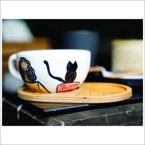 لته خوری  سرامیکی دستساز بهمراه پیش دستی چوبی طرح دختری در سکوت