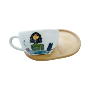 لته خوری  سرامیکی دستساز بهمراه پیش دستی چوبی طرح دختری در کافه