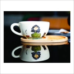 لته خوری  سرامیکی دستساز بهمراه پیش دستی چوبی طرح دختری در سکوت