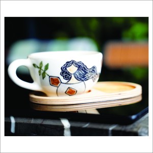 لته خوری  سرامیکی دستساز بهمراه پیش دستی چوبی طرح دختری در سکوت