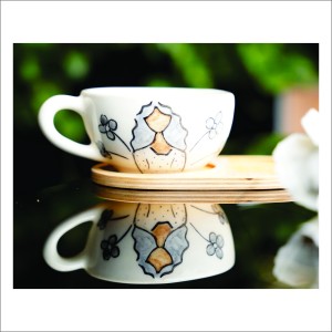 لته خوری  سرامیکی دستساز بهمراه پیش دستی چوبی طرح دختری در سکوت